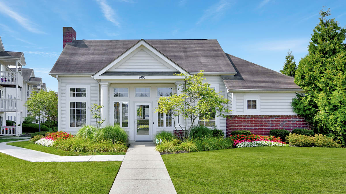 Luxury Apartments for Rent in 43228 Trinity Lakes Apartments